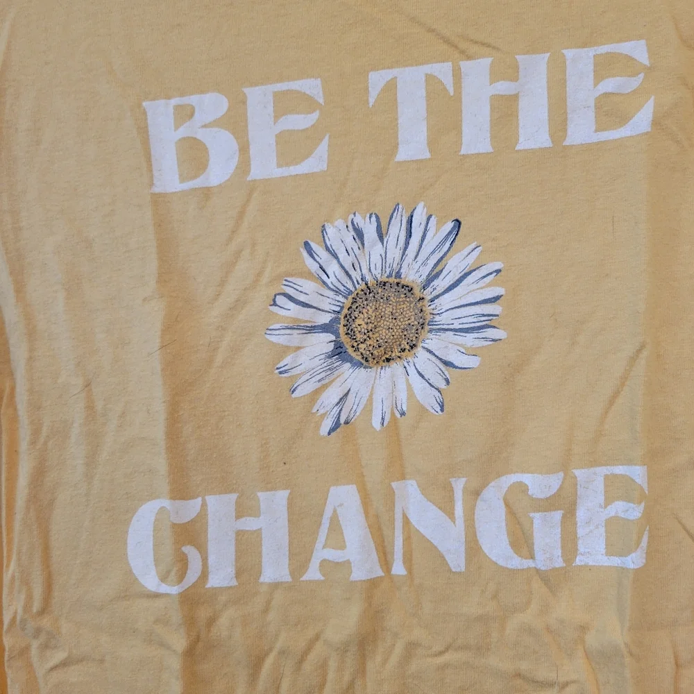 Be the Change Daisy Graphic T-Shirt Size XL